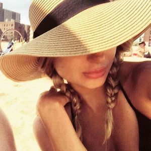 Meet your Posher, Lina